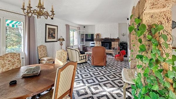 Véritable havre de paix au cœur d'un magnifique parc arboré de 6395 m².