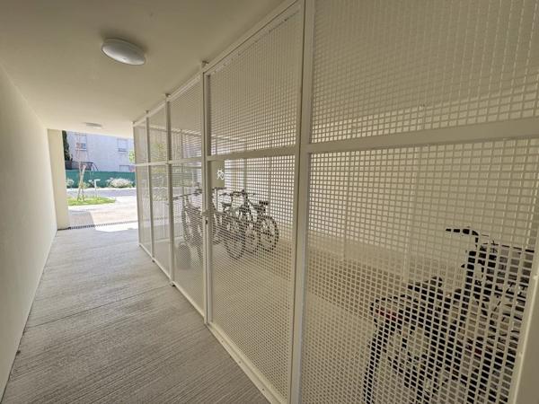 Vente                                                      Appartement
                        
                     3 pièces                      65 m2                     à La Londe-les-Maures