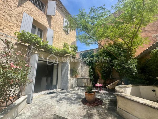 Votre mandataire immobilier, Lise Da Silva, vous propose à la vente: au cœur du village prisé d’Éguilles, au calme absolu d’une impasse, découvrez cette authentique maison de village d’environ 100 m² au charme typiquement provençal.

Dès l’entrée, la maison dévoile une lumineuse pièce de vie d’environ 35 m² avec cheminée ouverte et cuisine aménagée dans un esprit convivial. Cet espace chaleureux s’ouvre directement sur une jolie cour intérieure de 48 m², intime et arborée, agrémentée d’un bassin propice à la détente.

Le premier niveau propose deux chambres confortables, dont une suite avec balcon et salle de bains privative, ainsi qu’un toilette indépendant. Le second étage accueille deux autres chambres, une vaste salle d’eau et un second WC indépendant, offrant un agencement idéal pour une famille ou pour recevoir.

Une terrasse tropézienne, à l’ambiance méditerranéenne, permet de profiter pleinement des beaux jours, avec une vue dégagée sur la Montagne Sainte-Victoire et les toits du vieux village.

Une maison pleine de caractère, alliant authenticité, calme et qualité de vie, à seulement quelques minutes d’Aix-en-Provence.