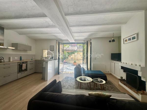 Votre mandataire immobilier, Lise Da Silva, vous propose à la vente: au cœur du village prisé d’Éguilles, au calme absolu d’une impasse, découvrez cette authentique maison de village d’environ 100 m² au charme typiquement provençal.

Dès l’entrée, la maison dévoile une lumineuse pièce de vie d’environ 35 m² avec cheminée ouverte et cuisine aménagée dans un esprit convivial. Cet espace chaleureux s’ouvre directement sur une jolie cour intérieure de 48 m², intime et arborée, agrémentée d’un bassin propice à la détente.

Le premier niveau propose deux chambres confortables, dont une suite avec balcon et salle de bains privative, ainsi qu’un toilette indépendant. Le second étage accueille deux autres chambres, une vaste salle d’eau et un second WC indépendant, offrant un agencement idéal pour une famille ou pour recevoir.

Une terrasse tropézienne, à l’ambiance méditerranéenne, permet de profiter pleinement des beaux jours, avec une vue dégagée sur la Montagne Sainte-Victoire et les toits du vieux village.

Une maison pleine de caractère, alliant authenticité, calme et qualité de vie, à seulement quelques minutes d’Aix-en-Provence.