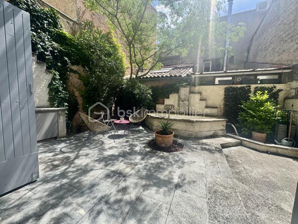 Votre mandataire immobilier, Lise Da Silva, vous propose à la vente: au cœur du village prisé d’Éguilles, au calme absolu d’une impasse, découvrez cette authentique maison de village d’environ 100 m² au charme typiquement provençal.

Dès l’entrée, la maison dévoile une lumineuse pièce de vie d’environ 35 m² avec cheminée ouverte et cuisine aménagée dans un esprit convivial. Cet espace chaleureux s’ouvre directement sur une jolie cour intérieure de 48 m², intime et arborée, agrémentée d’un bassin propice à la détente.

Le premier niveau propose deux chambres confortables, dont une suite avec balcon et salle de bains privative, ainsi qu’un toilette indépendant. Le second étage accueille deux autres chambres, une vaste salle d’eau et un second WC indépendant, offrant un agencement idéal pour une famille ou pour recevoir.

Une terrasse tropézienne, à l’ambiance méditerranéenne, permet de profiter pleinement des beaux jours, avec une vue dégagée sur la Montagne Sainte-Victoire et les toits du vieux village.

Une maison pleine de caractère, alliant authenticité, calme et qualité de vie, à seulement quelques minutes d’Aix-en-Provence.