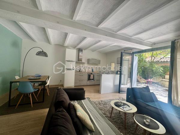 Votre mandataire immobilier, Lise Da Silva, vous propose à la vente: au cœur du village prisé d’Éguilles, au calme absolu d’une impasse, découvrez cette authentique maison de village d’environ 100 m² au charme typiquement provençal.

Dès l’entrée, la maison dévoile une lumineuse pièce de vie d’environ 35 m² avec cheminée ouverte et cuisine aménagée dans un esprit convivial. Cet espace chaleureux s’ouvre directement sur une jolie cour intérieure de 48 m², intime et arborée, agrémentée d’un bassin propice à la détente.

Le premier niveau propose deux chambres confortables, dont une suite avec balcon et salle de bains privative, ainsi qu’un toilette indépendant. Le second étage accueille deux autres chambres, une vaste salle d’eau et un second WC indépendant, offrant un agencement idéal pour une famille ou pour recevoir.

Une terrasse tropézienne, à l’ambiance méditerranéenne, permet de profiter pleinement des beaux jours, avec une vue dégagée sur la Montagne Sainte-Victoire et les toits du vieux village.

Une maison pleine de caractère, alliant authenticité, calme et qualité de vie, à seulement quelques minutes d’Aix-en-Provence.