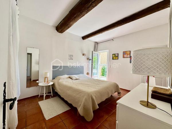 Votre mandataire immobilier, Lise Da Silva, vous propose à la vente: au cœur du village prisé d’Éguilles, au calme absolu d’une impasse, découvrez cette authentique maison de village d’environ 100 m² au charme typiquement provençal.

Dès l’entrée, la maison dévoile une lumineuse pièce de vie d’environ 35 m² avec cheminée ouverte et cuisine aménagée dans un esprit convivial. Cet espace chaleureux s’ouvre directement sur une jolie cour intérieure de 48 m², intime et arborée, agrémentée d’un bassin propice à la détente.

Le premier niveau propose deux chambres confortables, dont une suite avec balcon et salle de bains privative, ainsi qu’un toilette indépendant. Le second étage accueille deux autres chambres, une vaste salle d’eau et un second WC indépendant, offrant un agencement idéal pour une famille ou pour recevoir.

Une terrasse tropézienne, à l’ambiance méditerranéenne, permet de profiter pleinement des beaux jours, avec une vue dégagée sur la Montagne Sainte-Victoire et les toits du vieux village.

Une maison pleine de caractère, alliant authenticité, calme et qualité de vie, à seulement quelques minutes d’Aix-en-Provence.