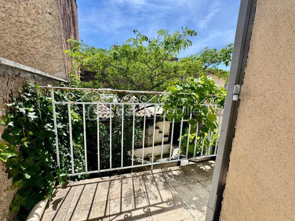 Votre mandataire immobilier, Lise Da Silva, vous propose à la vente: au cœur du village prisé d’Éguilles, au calme absolu d’une impasse, découvrez cette authentique maison de village d’environ 100 m² au charme typiquement provençal.

Dès l’entrée, la maison dévoile une lumineuse pièce de vie d’environ 35 m² avec cheminée ouverte et cuisine aménagée dans un esprit convivial. Cet espace chaleureux s’ouvre directement sur une jolie cour intérieure de 48 m², intime et arborée, agrémentée d’un bassin propice à la détente.

Le premier niveau propose deux chambres confortables, dont une suite avec balcon et salle de bains privative, ainsi qu’un toilette indépendant. Le second étage accueille deux autres chambres, une vaste salle d’eau et un second WC indépendant, offrant un agencement idéal pour une famille ou pour recevoir.

Une terrasse tropézienne, à l’ambiance méditerranéenne, permet de profiter pleinement des beaux jours, avec une vue dégagée sur la Montagne Sainte-Victoire et les toits du vieux village.

Une maison pleine de caractère, alliant authenticité, calme et qualité de vie, à seulement quelques minutes d’Aix-en-Provence.