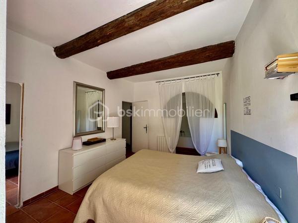 Votre mandataire immobilier, Lise Da Silva, vous propose à la vente: au cœur du village prisé d’Éguilles, au calme absolu d’une impasse, découvrez cette authentique maison de village d’environ 100 m² au charme typiquement provençal.

Dès l’entrée, la maison dévoile une lumineuse pièce de vie d’environ 35 m² avec cheminée ouverte et cuisine aménagée dans un esprit convivial. Cet espace chaleureux s’ouvre directement sur une jolie cour intérieure de 48 m², intime et arborée, agrémentée d’un bassin propice à la détente.

Le premier niveau propose deux chambres confortables, dont une suite avec balcon et salle de bains privative, ainsi qu’un toilette indépendant. Le second étage accueille deux autres chambres, une vaste salle d’eau et un second WC indépendant, offrant un agencement idéal pour une famille ou pour recevoir.

Une terrasse tropézienne, à l’ambiance méditerranéenne, permet de profiter pleinement des beaux jours, avec une vue dégagée sur la Montagne Sainte-Victoire et les toits du vieux village.

Une maison pleine de caractère, alliant authenticité, calme et qualité de vie, à seulement quelques minutes d’Aix-en-Provence.