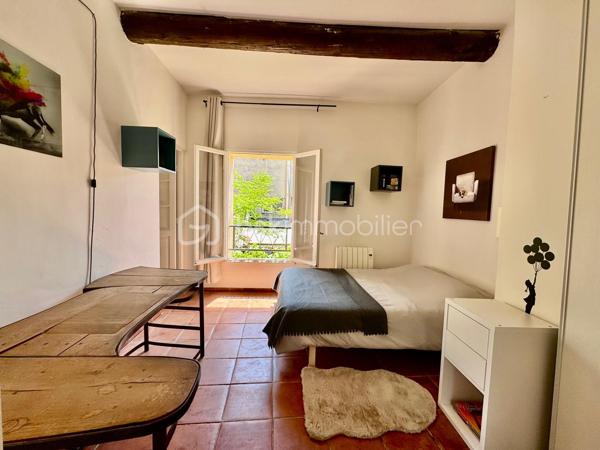 Votre mandataire immobilier, Lise Da Silva, vous propose à la vente: au cœur du village prisé d’Éguilles, au calme absolu d’une impasse, découvrez cette authentique maison de village d’environ 100 m² au charme typiquement provençal.

Dès l’entrée, la maison dévoile une lumineuse pièce de vie d’environ 35 m² avec cheminée ouverte et cuisine aménagée dans un esprit convivial. Cet espace chaleureux s’ouvre directement sur une jolie cour intérieure de 48 m², intime et arborée, agrémentée d’un bassin propice à la détente.

Le premier niveau propose deux chambres confortables, dont une suite avec balcon et salle de bains privative, ainsi qu’un toilette indépendant. Le second étage accueille deux autres chambres, une vaste salle d’eau et un second WC indépendant, offrant un agencement idéal pour une famille ou pour recevoir.

Une terrasse tropézienne, à l’ambiance méditerranéenne, permet de profiter pleinement des beaux jours, avec une vue dégagée sur la Montagne Sainte-Victoire et les toits du vieux village.

Une maison pleine de caractère, alliant authenticité, calme et qualité de vie, à seulement quelques minutes d’Aix-en-Provence.