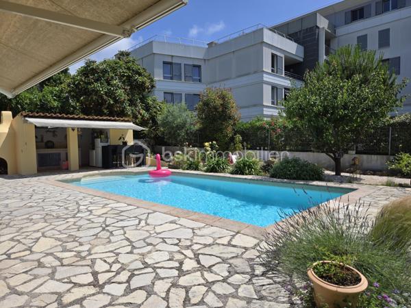 Découvrez cette magnifique propriété arborée et fleurie de 1559m², composée de deux maisons individuelles de 144m² et 166m² configurée en 3 habitations indépendantes et en parfait état à Antibes quartier les Combes. A quelques minutes de l'entrée de l'autoroute, de Sophia Antipolis, des commerces de proximité, des écoles, du cœur de ville et des transports en commun. La situation géographique est idéale. Nichée dans un cadre tranquille tout en étant en ville, idéale pour profiter d'une vie harmonieuse entre nature, confort urbain pour une vie de famille. 

Vous êtes d'abord charmé par l'état impeccable des maisons et des leurs extérieurs, l'importance donné à chaque détail, le ravissement de ce jardin tout en fleurs et très bien entretenu. 

La première maison est actuellement configurée en deux habitations distinctes :
-Un beau et grand 2 pièces de 87m² et de plain-pied comprenant une magnifique véranda de 24m² avec baie vitrée à galandage, face à la piscine et au jardin exposé sud. Un salon cocooning avec cheminée, poutres apparentes, plafond cathédrale, une cuisine haut de gamme est ouverte sur le salon, cette pièce de vie offre 35m². Une chambre et une salle d'eau avec toilette de plain pied complète cette première habitation.
-Un 3 pièces avec son entrée indépendante de 67m², lumineux et cosy avec salon et cuisine ouverte de 28m², un toilette invité. A l'étage, 2 belles chambres et chacune sa terrasse tropézienne donnant sur le jardin et la piscine. Une spacieuse salle d'eau avec toilette. 

L'ensemble immobilier est sécurisé par un portail électrique. Une cave, espace potager, des arbres fruitiers, espace pétanque, auvent pour plusieurs voitures, garage couvert, immense parking ne sont qu'une partie des dépendances et atout de cette propriété. 

La piscine 9m/4m dispose d'un pool house équipée avec four à pizza, lave vaisselle, point d'eau... une magnifique terrasse permet d'en profiter pour les soirée barbecues.  

La seconde maison est familiale et lumineuse de 166m² composée d'un volumineux salon avec cheminée et d'une cuisine ouverte de 46m². Deux chambres de plain pied, une salle d'eau et un toilette invité. Vous trouverez à l'étage mansardée 3 grandes chambres, un cellier, une salle de douche avec toilette. A l'extérieur, une grande terrasse, un espace dinatoire sous pergolas, un barbecue, la place ne manque pas. 

Les points d'attentions:
Léger vis à vis latérale avec l'immeuble en face

Les +
Climatisation dans l'ensemble des espaces habitables des deux maisons
Double vitrage 
Deux cheminées avec insert
Très nombreuses places de parkings
Beaucoup de potentiel avec les deux entrées indépendantes qui permet d'envisager des possibilités comme une très grande famille, la possibilité de louer une des maisons ou d'en revendre une après division établit par un géomètre etc...
Baies vitrées anti effraction
Agrandissement possible 

Curieux et pas sérieux s'abstenir, merci.
Contactez DANY DE LA CELLE pour plus d'informations.