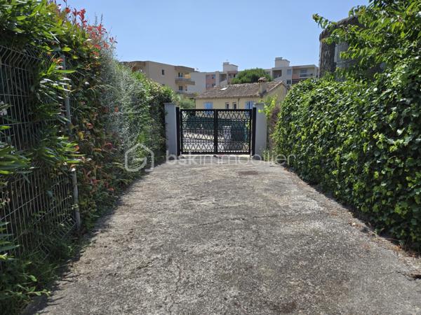 Découvrez cette magnifique propriété arborée et fleurie de 1559m², composée de deux maisons individuelles de 144m² et 166m² configurée en 3 habitations indépendantes et en parfait état à Antibes quartier les Combes. A quelques minutes de l'entrée de l'autoroute, de Sophia Antipolis, des commerces de proximité, des écoles, du cœur de ville et des transports en commun. La situation géographique est idéale. Nichée dans un cadre tranquille tout en étant en ville, idéale pour profiter d'une vie harmonieuse entre nature, confort urbain pour une vie de famille. 

Vous êtes d'abord charmé par l'état impeccable des maisons et des leurs extérieurs, l'importance donné à chaque détail, le ravissement de ce jardin tout en fleurs et très bien entretenu. 

La première maison est actuellement configurée en deux habitations distinctes :
-Un beau et grand 2 pièces de 87m² et de plain-pied comprenant une magnifique véranda de 24m² avec baie vitrée à galandage, face à la piscine et au jardin exposé sud. Un salon cocooning avec cheminée, poutres apparentes, plafond cathédrale, une cuisine haut de gamme est ouverte sur le salon, cette pièce de vie offre 35m². Une chambre et une salle d'eau avec toilette de plain pied complète cette première habitation.
-Un 3 pièces avec son entrée indépendante de 67m², lumineux et cosy avec salon et cuisine ouverte de 28m², un toilette invité. A l'étage, 2 belles chambres et chacune sa terrasse tropézienne donnant sur le jardin et la piscine. Une spacieuse salle d'eau avec toilette. 

L'ensemble immobilier est sécurisé par un portail électrique. Une cave, espace potager, des arbres fruitiers, espace pétanque, auvent pour plusieurs voitures, garage couvert, immense parking ne sont qu'une partie des dépendances et atout de cette propriété. 

La piscine 9m/4m dispose d'un pool house équipée avec four à pizza, lave vaisselle, point d'eau... une magnifique terrasse permet d'en profiter pour les soirée barbecues.  

La seconde maison est familiale et lumineuse de 166m² composée d'un volumineux salon avec cheminée et d'une cuisine ouverte de 46m². Deux chambres de plain pied, une salle d'eau et un toilette invité. Vous trouverez à l'étage mansardée 3 grandes chambres, un cellier, une salle de douche avec toilette. A l'extérieur, une grande terrasse, un espace dinatoire sous pergolas, un barbecue, la place ne manque pas. 

Les points d'attentions:
Léger vis à vis latérale avec l'immeuble en face

Les +
Climatisation dans l'ensemble des espaces habitables des deux maisons
Double vitrage 
Deux cheminées avec insert
Très nombreuses places de parkings
Beaucoup de potentiel avec les deux entrées indépendantes qui permet d'envisager des possibilités comme une très grande famille, la possibilité de louer une des maisons ou d'en revendre une après division établit par un géomètre etc...
Baies vitrées anti effraction
Agrandissement possible 

Curieux et pas sérieux s'abstenir, merci.
Contactez DANY DE LA CELLE pour plus d'informations.