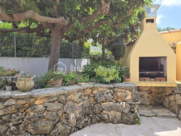 Découvrez cette magnifique propriété arborée et fleurie de 1559m², composée de deux maisons individuelles de 144m² et 166m² configurée en 3 habitations indépendantes et en parfait état à Antibes quartier les Combes. A quelques minutes de l'entrée de l'autoroute, de Sophia Antipolis, des commerces de proximité, des écoles, du cœur de ville et des transports en commun. La situation géographique est idéale. Nichée dans un cadre tranquille tout en étant en ville, idéale pour profiter d'une vie harmonieuse entre nature, confort urbain pour une vie de famille. 

Vous êtes d'abord charmé par l'état impeccable des maisons et des leurs extérieurs, l'importance donné à chaque détail, le ravissement de ce jardin tout en fleurs et très bien entretenu. 

La première maison est actuellement configurée en deux habitations distinctes :
-Un beau et grand 2 pièces de 87m² et de plain-pied comprenant une magnifique véranda de 24m² avec baie vitrée à galandage, face à la piscine et au jardin exposé sud. Un salon cocooning avec cheminée, poutres apparentes, plafond cathédrale, une cuisine haut de gamme est ouverte sur le salon, cette pièce de vie offre 35m². Une chambre et une salle d'eau avec toilette de plain pied complète cette première habitation.
-Un 3 pièces avec son entrée indépendante de 67m², lumineux et cosy avec salon et cuisine ouverte de 28m², un toilette invité. A l'étage, 2 belles chambres et chacune sa terrasse tropézienne donnant sur le jardin et la piscine. Une spacieuse salle d'eau avec toilette. 

L'ensemble immobilier est sécurisé par un portail électrique. Une cave, espace potager, des arbres fruitiers, espace pétanque, auvent pour plusieurs voitures, garage couvert, immense parking ne sont qu'une partie des dépendances et atout de cette propriété. 

La piscine 9m/4m dispose d'un pool house équipée avec four à pizza, lave vaisselle, point d'eau... une magnifique terrasse permet d'en profiter pour les soirée barbecues.  

La seconde maison est familiale et lumineuse de 166m² composée d'un volumineux salon avec cheminée et d'une cuisine ouverte de 46m². Deux chambres de plain pied, une salle d'eau et un toilette invité. Vous trouverez à l'étage mansardée 3 grandes chambres, un cellier, une salle de douche avec toilette. A l'extérieur, une grande terrasse, un espace dinatoire sous pergolas, un barbecue, la place ne manque pas. 

Les points d'attentions:
Léger vis à vis latérale avec l'immeuble en face

Les +
Climatisation dans l'ensemble des espaces habitables des deux maisons
Double vitrage 
Deux cheminées avec insert
Très nombreuses places de parkings
Beaucoup de potentiel avec les deux entrées indépendantes qui permet d'envisager des possibilités comme une très grande famille, la possibilité de louer une des maisons ou d'en revendre une après division établit par un géomètre etc...
Baies vitrées anti effraction
Agrandissement possible 

Curieux et pas sérieux s'abstenir, merci.
Contactez DANY DE LA CELLE pour plus d'informations.