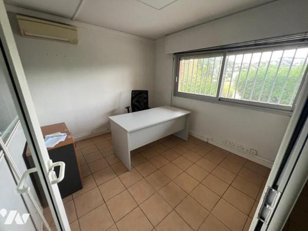 LE CANNET -40 avenue du Mont Joli - Locaux commerciaux +possibilité 7 parkings