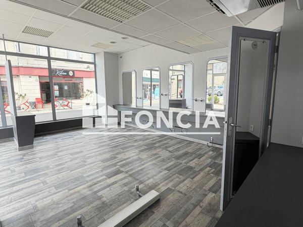Location Local commercial 2 pièces 40 m² - 7 PLACE DES DEPORTES Chouze Sur Loire 37140