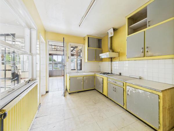 Maison de ville, trois chambres avec jardin et dépendance – Centre de Guîtres