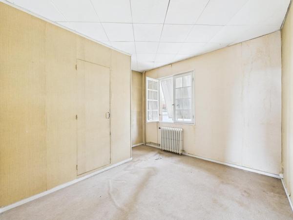 Maison de ville, trois chambres avec jardin et dépendance – Centre de Guîtres