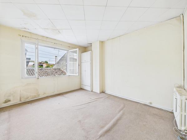 Maison de ville, trois chambres avec jardin et dépendance – Centre de Guîtres