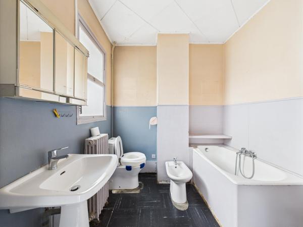 Maison de ville, trois chambres avec jardin et dépendance – Centre de Guîtres