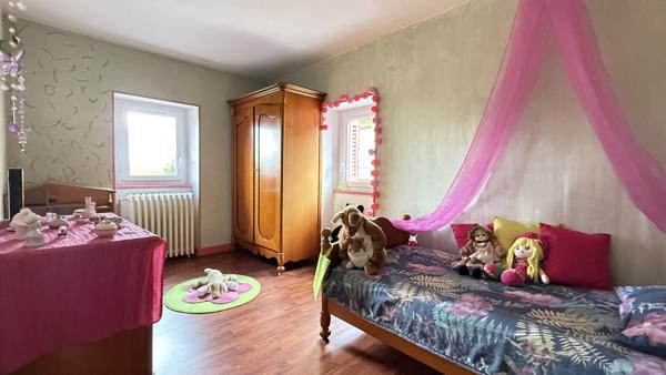 Lachaux (63290) Grande maison de village rénovée avec dépendance et jardin