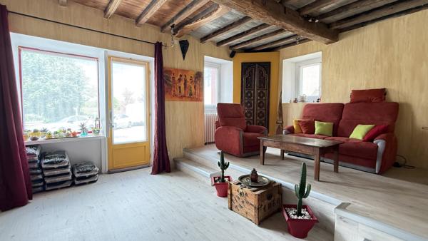 Lachaux (63290) Grande maison de village rénovée avec dépendance et jardin