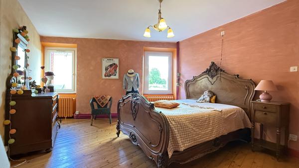 Lachaux (63290) Grande maison de village rénovée avec dépendance et jardin