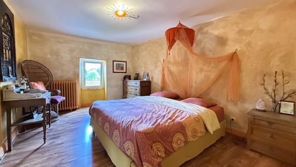 Lachaux (63290) Grande maison de village rénovée avec dépendance et jardin