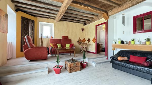 Lachaux (63290) Grande maison de village rénovée avec dépendance et jardin