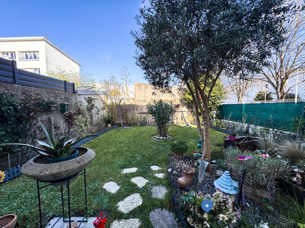 LORIENT CENTRE – Immeuble de 2 appartements avec jardins et stationnements. Vous serez aussi intéressé par