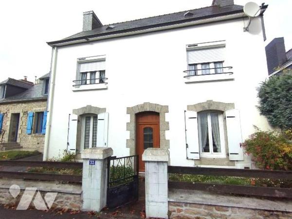 SITUÉE A LA SORTIE DE ROSPORDEN CETTE MAISON DE 89m² hab. env. comprend au RDC : entrée, cuisin...