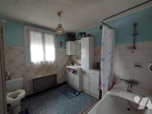 SITUÉE A LA SORTIE DE ROSPORDEN CETTE MAISON DE 89m² hab. env. comprend au RDC : entrée, cuisin...