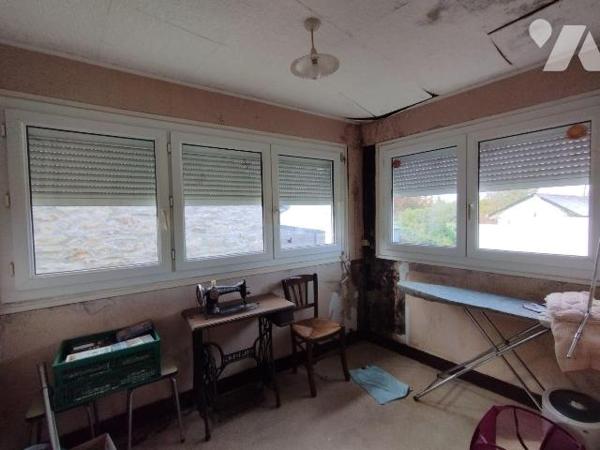 SITUÉE A LA SORTIE DE ROSPORDEN CETTE MAISON DE 89m² hab. env. comprend au RDC : entrée, cuisin...