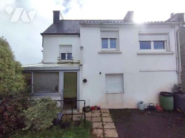 SITUÉE A LA SORTIE DE ROSPORDEN CETTE MAISON DE 89m² hab. env. comprend au RDC : entrée, cuisin...