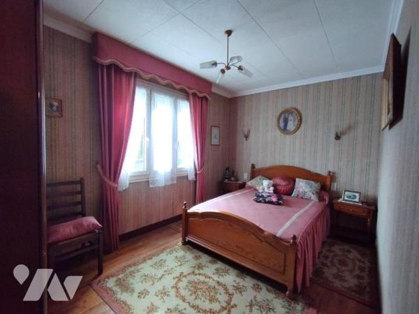 SITUÉE A LA SORTIE DE ROSPORDEN CETTE MAISON DE 89m² hab. env. comprend au RDC : entrée, cuisin...