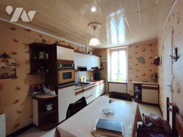 SITUÉE A LA SORTIE DE ROSPORDEN CETTE MAISON DE 89m² hab. env. comprend au RDC : entrée, cuisin...