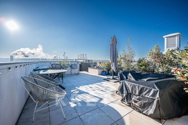 RARE - DERNIER ETAGE - 100M2 D'EXTERIEUR - ROOFTOP - TERRASSES - REEL VIE DE QUARTIER - METRO A 100M