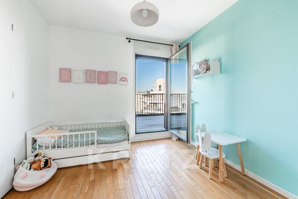 RARE - DERNIER ETAGE - 100M2 D'EXTERIEUR - ROOFTOP - TERRASSES - REEL VIE DE QUARTIER - METRO A 100M