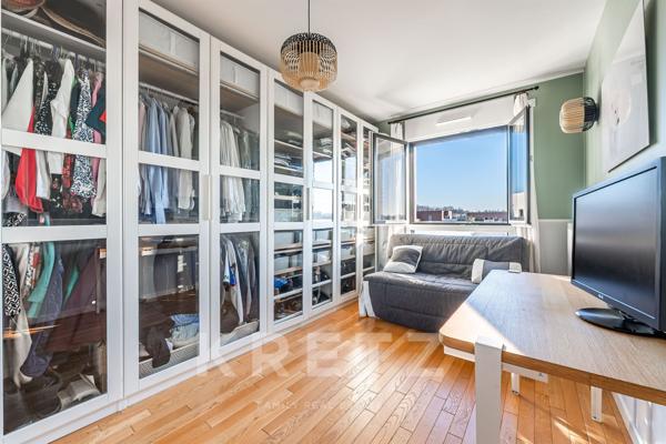 RARE - DERNIER ETAGE - 100M2 D'EXTERIEUR - ROOFTOP - TERRASSES - REEL VIE DE QUARTIER - METRO A 100M