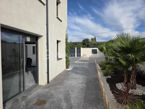 📍 Mireval – emplacement stratégique entre Sète et Montpellier permettant de rejoindre facilement les deux pôles économiques du territoire.
Environ 15 à 20 minutes de Montpellier et de Sète, avec un accès rapide aux principaux axes routiers et à proximité du littoral.
Découvrez cet immeuble professionnel neuf, parfaitement adapté à un investisseur, à une entreprise souhaitant regrouper ses activités ou à un professionnel recherchant un ensemble immobilier composé de plusieurs lots indépendants.

Entièrement neuf et en état impeccable, l’immeuble développe environ 465 m² de surfaces professionnelles, répartis en plusieurs locaux permettant une grande souplesse d'utilisation et de location.

Il se compose notamment de :

• un local d’environ 40 m² 
• un local d’environ 64 m² avec mezzanine
• un local d’environ 45 m² avec mezzanine
• un local d’environ 146 m² avec mezzanine
• au 2ᵉ et dernier étage, un local d’environ 83 m² avec deux belles terrasses de 12 m² et 26 m²
• un second local d’environ 65 m² avec terrasse de 12 m²

Chaque espace bénéficie de prestations de qualité : climatisation, sanitaires privatifs et, pour certains locaux, salle de douche. Les locaux sont particulièrement lumineux, fonctionnels et immédiatement exploitables.

L'ensemble dispose également d'un local vélo, de 9 places de stationnement dont 2 extérieures, ainsi que de deux compteurs dédiés à la recharge de véhicules électriques.

L'accès à la propriété est sécurisé par un grand portail, offrant aux occupants un environnement professionnel agréable et sécurisé.

💰 UN INVESTISSEMENT LOCATIF ATTRACTIF
Sur la base d'un revenu locatif potentiel de 6 515 € par mois, l'ensemble peut générer 78 180 euros de revenus locatifs annuels.
Un rendement particulièrement intéressant pour un immeuble professionnel neuf, composé de plusieurs lots permettant de diversifier les locataires et les sources de revenus. 
📍 UN EMPLACEMENT PRIVILÉGIÉ

Situé à Mireval, entre Montpellier et Sète, l'immeuble bénéficie d'une implantation particulièrement adaptée aux activités professionnelles. Mireval est directement desservie par la D612 reliant Sète à Montpellier et dispose également de la gare Vic-Mireval, avec des liaisons TER.

Prix : 995 000 €

📞 Pour plus d'informations ou organiser une visite, contactez-moi au 06 10 65 50 07.