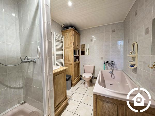 3 maisons + dépendances sur plus d’1 hectare