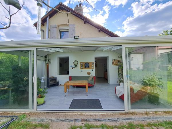 Maison de ville indépendante avec beau jardin