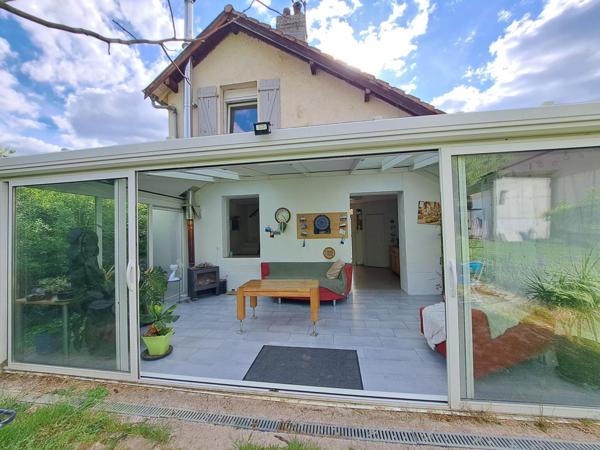 Maison de ville indépendante avec beau jardin