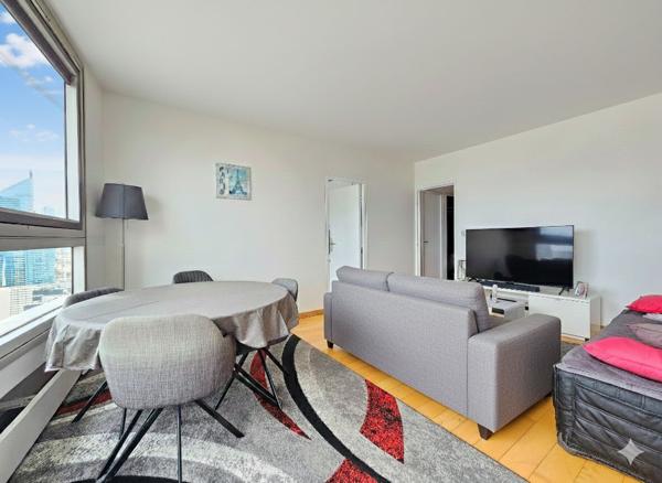 Puteaux : Appartement de 2 pièces de 51m² au 34ème étage avec vue dégagée sur La Défense et cave.