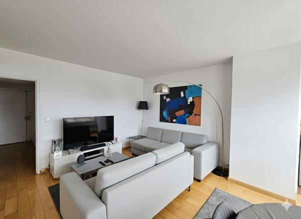 Puteaux : Appartement de 2 pièces de 51m² au 34ème étage avec vue dégagée sur La Défense et cave.