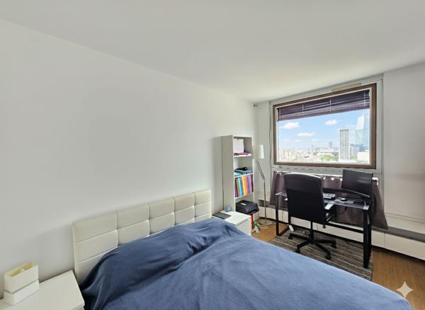 Puteaux : Appartement de 2 pièces de 51m² au 34ème étage avec vue dégagée sur La Défense et cave.