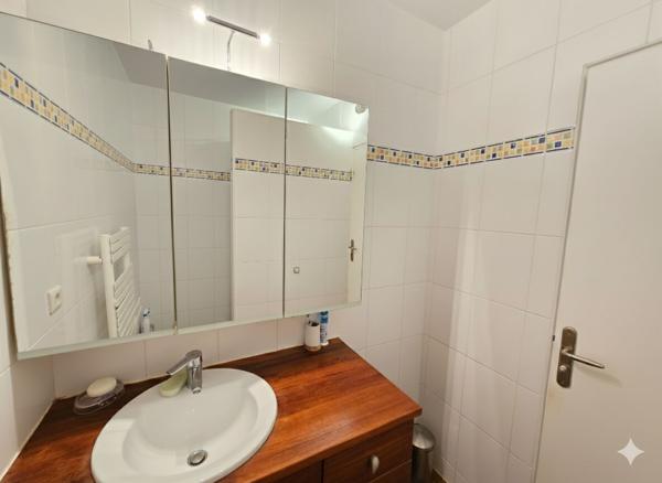 Puteaux : Appartement de 2 pièces de 51m² au 34ème étage avec vue dégagée sur La Défense et cave.