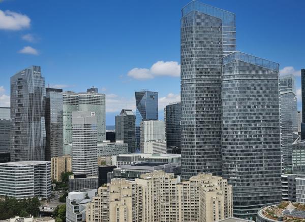 Puteaux : Appartement de 2 pièces de 51m² au 34ème étage avec vue dégagée sur La Défense et cave.