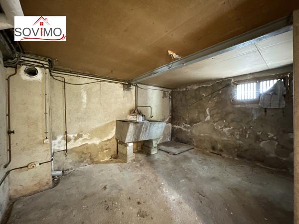 AU CALME D'UN VILLAGE, PAVILLON SUR SOUS SOL COMPLET À RÉNOVER AVEC JARDIN