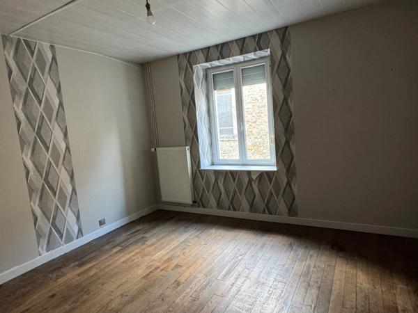 MAISON INDIVIDUELLE DE CARACTÈRE, TROIS CHAMBRES ET UN BUREAU/4ÈME CHAMBRE