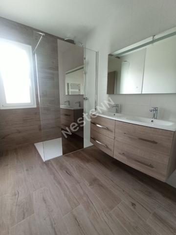 A LOUER - MAISON PLAIN-PIED NEUVE 3 CHAMBRES - CENTRE BOURG DE MOREAC
