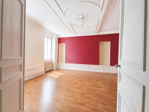 Appartement Nevers, 2 heures de Paris, avec cour privative,  ancien, charme, fonctionnalité, proche ISAT, proche centre-ville,