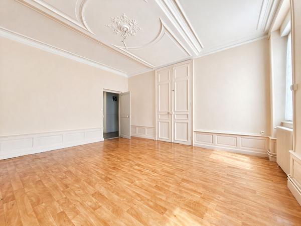 Appartement Nevers, 2 heures de Paris, avec cour privative,  ancien, charme, fonctionnalité, proche ISAT, proche centre-ville,