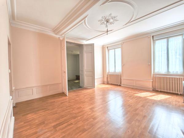Appartement Nevers, 2 heures de Paris, avec cour privative,  ancien, charme, fonctionnalité, proche ISAT, proche centre-ville,