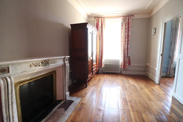 Appartement Nevers, 2 heures de Paris, avec cour privative,  ancien, charme, fonctionnalité, proche ISAT, proche centre-ville,
